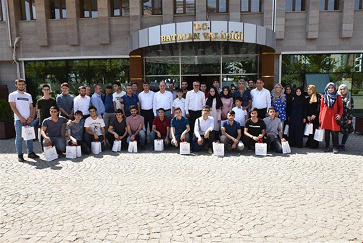 VALİ, İLK 10 BİN&rsquo;İ AĞIRLADI