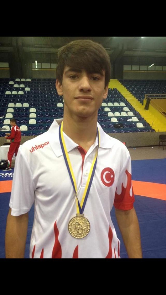&Ouml;ZG&Uuml;R GURURLANDIRDI