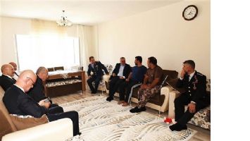 VALİ&rsquo;DEN, YARALI POLİSE EV ZİYARETİ