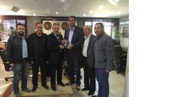 AMAT&Ouml;R KUL&Uuml;PLERİNDEN &Ouml;ZDEMİR&rsquo;E PLAKET