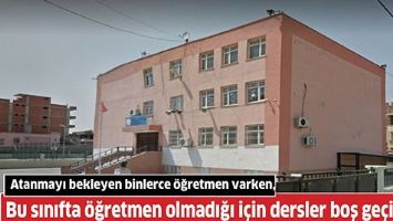 Bu sınıfta &ouml;ğretmen olmadığı i&ccedil;in dersler boş ge&ccedil;iyor&hellip;