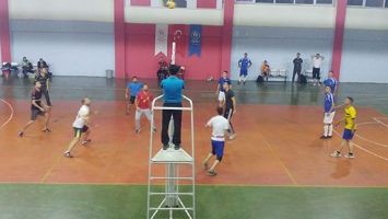 KURUMLAR, VOLEYBOLDA YARIŞIYOR