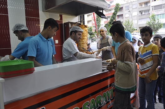 BİN KİŞİLİK D&Ouml;NER DAĞITTI