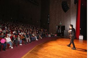 ALTINTAŞ, STAND UP İ&Ccedil;İN SAHNEDEYDİ