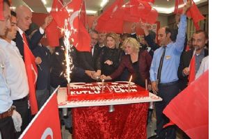 CUMHURİYET&rsquo;İN 95. YIL PASTASI KESİLDİ