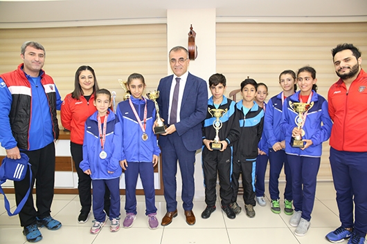 ŞAHİN, TENİS&Ccedil;İLERİ TEBRİK ETTİ