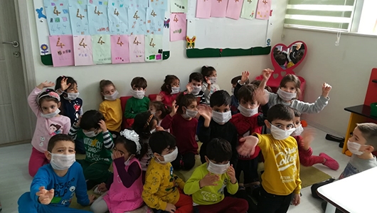 MİNİKLERDEN MASKELİ MESAJ;