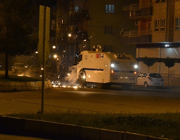 HAVAİ FİŞEK VE TAŞLARLA SALDIRDI