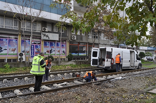 Raylar bakımda Santim santim &ouml;l&ccedil;&uuml;l&uuml;yor&hellip;