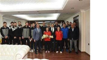 VALİ, HENTBOLCULARI AĞIRLADI