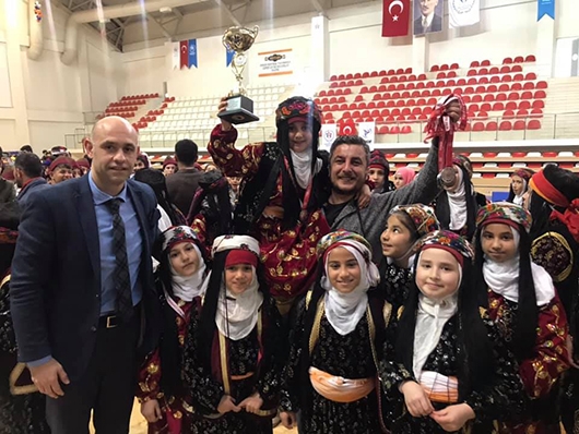 OKULLAR, FOLKLORDA YARIŞTI