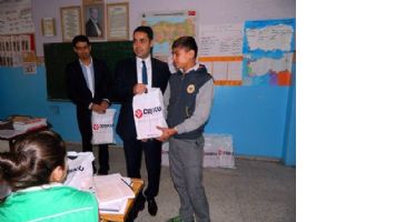 KOZLUKLU &Ouml;ĞRENCİLERE KİTAP DAĞITILDI