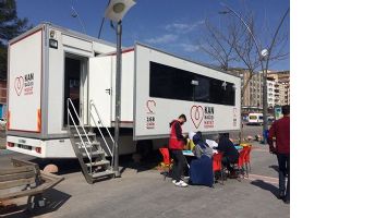 KIZILAY, ATAT&Uuml;RK PARKI&rsquo;NDA KAN TOPLADI