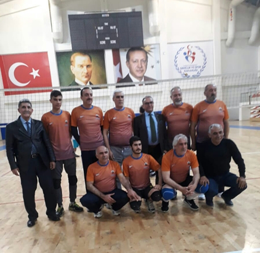 EMEKLİLER, VOLEYBOLDA YARIŞIYOR