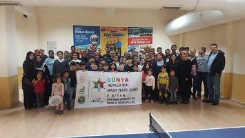 VELİLER, &Ccedil;OCUKLARIYLA TENİS OYNADI
