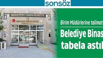 BİRİM M&Uuml;D&Uuml;RLERİNE TALİMAT VERİP, BELEDİYE BİNASINA TABELA ASTILAR