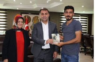 İLK KİTABINI, EŞ BAŞKANLARA HEDİYE ETTİ