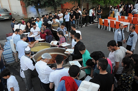 &Ouml;ĞRENCİLER İFTARINI KAMP&Uuml;STE A&Ccedil;TI