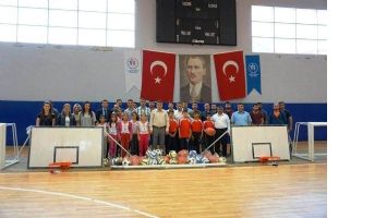 GERC&Uuml;Ş&rsquo;TEKİ OKULLARA SPOR MALZEMESİ