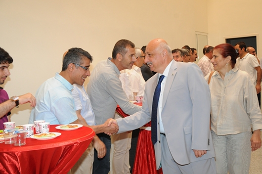 &Uuml;NİVERSİTE BAYRAMLAŞTI;