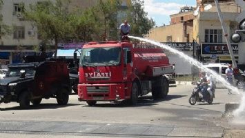 LASTİK YAKAN &Ccedil;OCUKLARA POLİS M&Uuml;DAHALE ETTİ