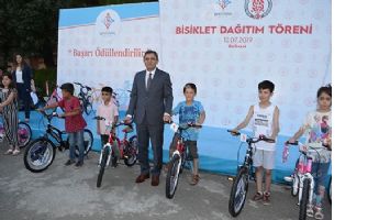 &Ouml;ĞRENCİLERE BİSİKLET DAĞITILDI