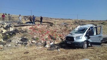 KAMYONET, ŞARAMPOLE DEVRİLDİ