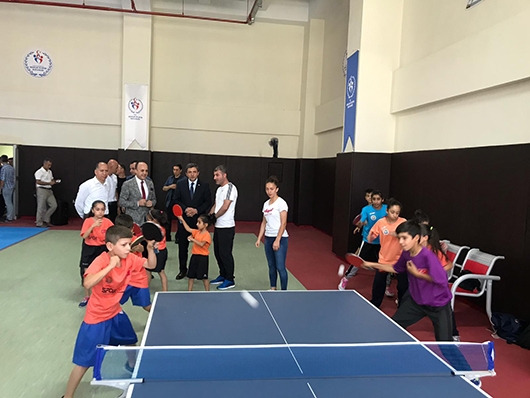322 SPORCU, RAKET SALLIYOR