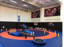 202 SPORCU, JİMNASTİK YAPIYOR