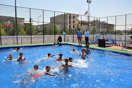 HAVUZ BAŞINDA ZİYARET