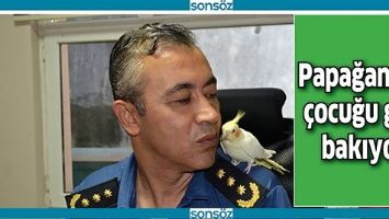 PAPAĞINA, &Ccedil;OCUĞU GİBİ BAKIYOR