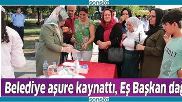 BELEDİYE AŞURE KAYNATTI, EŞ BAŞKAN DAĞITTI