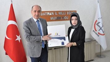 KURTARAN, BAŞARILI &Ouml;ĞRETMENİ KUTLADI