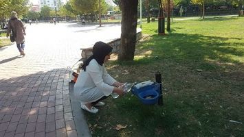 KADINLAR, SOKAK HAYVANLARI İ&Ccedil;İN SAHADAYDI