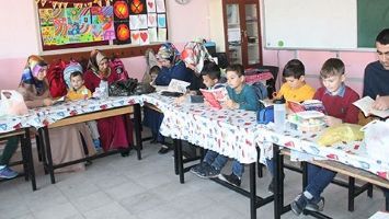 GERC&Uuml;Ş'TE VELİLER, &Ccedil;OCUKLARIYLA SINIFTA KİTAP OKUYOR