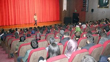 &Ouml;NCE TİYATRO, SONRA STUND UP