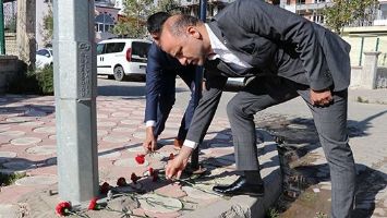 &Ouml;ĞRETMENLER, KARANFİLLERLE ANILDI