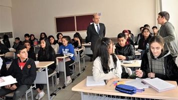 &Ouml;ĞRENCİLERLE DERS İŞLEDİ