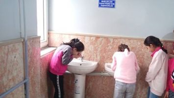 OKUL KORİDORLARINA SU PINARI