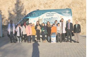 HAYVANLARI, KENDİ ELLERİYLE BESLEDİLER