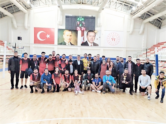 &Ouml;ĞRETMENLER, VOLEYBOLDA YARIŞTI