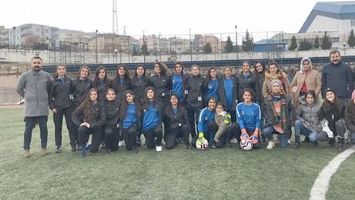 KADINLAR FUTBOLDA KAZANDI