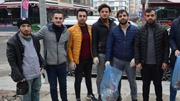 GEN&Ccedil;LER, &Ccedil;&Ouml;P TOPLADI