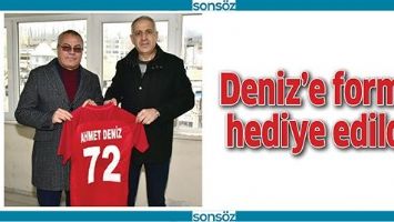 DENİZ&rsquo;E FORMA HEDİYE EDİLDİ