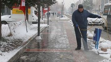 KARLAR, SOL&Uuml;SYONLA &Ccedil;&Ouml;Z&Uuml;L&Uuml;YOR