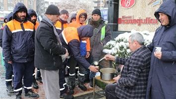 BELEDİYE İŞ&Ccedil;İSİNE &Ccedil;ORBA İKRAMI