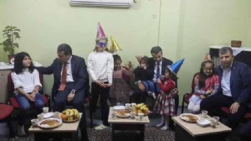 VALİ, K&Uuml;LT&Uuml;R&rsquo;&Uuml;N MİNİKLERİNİ ZİYARET ETTİ