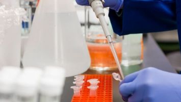 Koronavir&uuml;s aşısı i&ccedil;in g&ouml;n&uuml;ll&uuml;ler arıyor; 2 haftalık test i&ccedil;in 28 bin TL &ouml;denecek