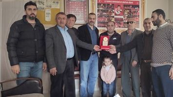 YAZAR &Ouml;ZMEN'E TEŞEKK&Uuml;R PLAKETİ