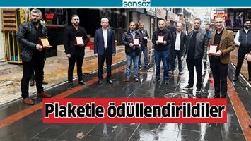 PLAKETLE &Ouml;D&Uuml;LLENDİRİLDİLER